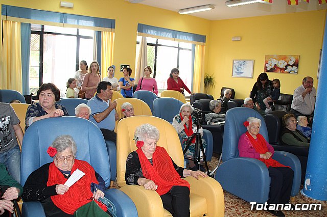 Los mayores de la Residencia La Pursima celebran la Feria de Abril 2017  - 34