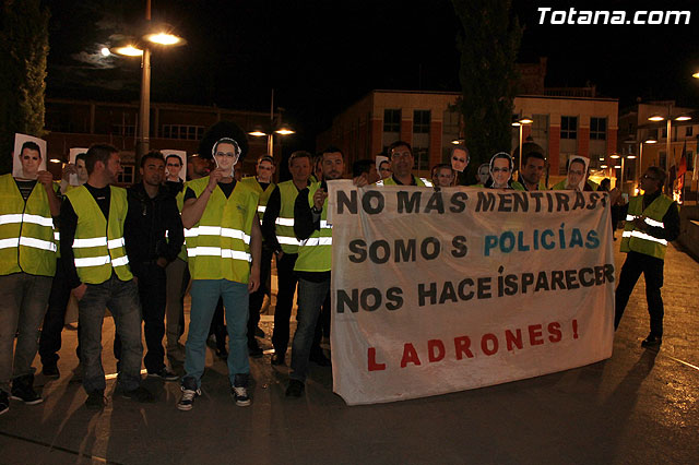 Manifestacin de la Polica Local frente al Consejero de Presidencia y autoridades municipales (Mircoles Santo) - 1