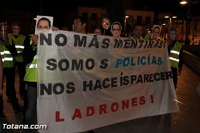 Manifestacin de la Polica Local frente al Consejero de Presidencia y autoridades municipales (Mircoles Santo) - 4