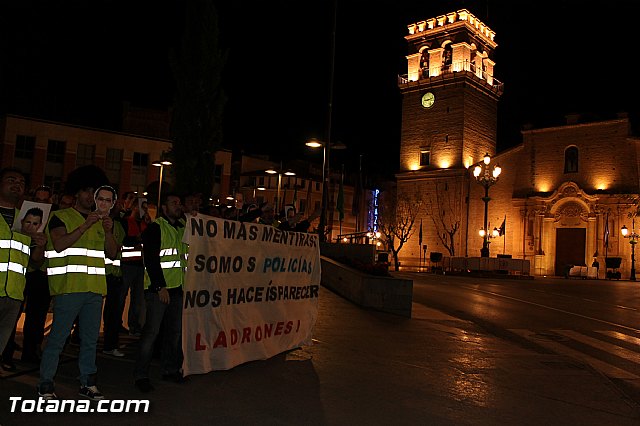 Manifestacin de la Polica Local frente al Consejero de Presidencia y autoridades municipales (Mircoles Santo) - 7