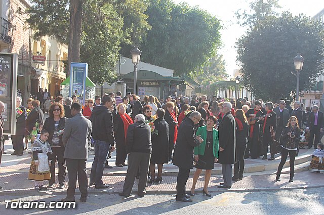 Centenares de personas ofrecen miles de flores a la patrona Santa Eulalia en la tradicional ofrenda 2013 - 1