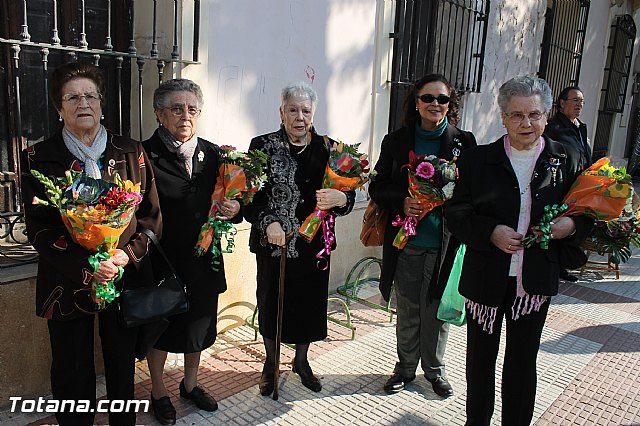 Centenares de personas ofrecen miles de flores a la patrona Santa Eulalia en la tradicional ofrenda 2013 - 12