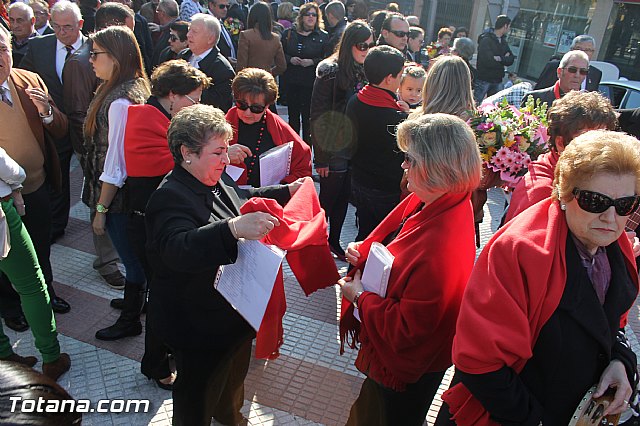 Centenares de personas ofrecen miles de flores a la patrona Santa Eulalia en la tradicional ofrenda 2013 - 14