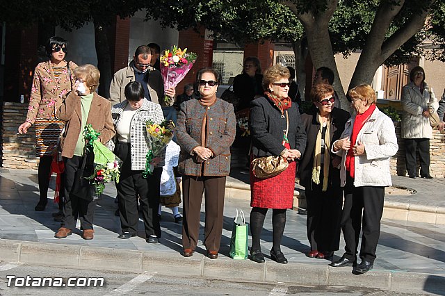 Centenares de personas ofrecen miles de flores a la patrona Santa Eulalia en la tradicional ofrenda 2013 - 17