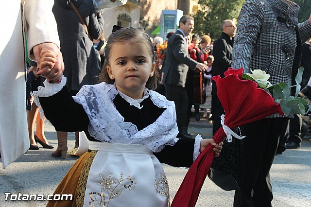 Centenares de personas ofrecen miles de flores a la patrona Santa Eulalia en la tradicional ofrenda 2013 - 26