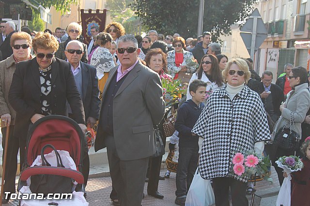 Centenares de personas ofrecen miles de flores a la patrona Santa Eulalia en la tradicional ofrenda 2013 - 37