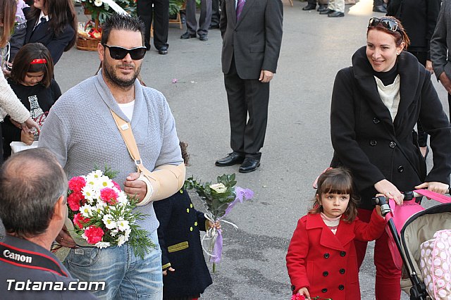 Centenares de personas ofrecen miles de flores a la patrona Santa Eulalia en la tradicional ofrenda 2013 - 411