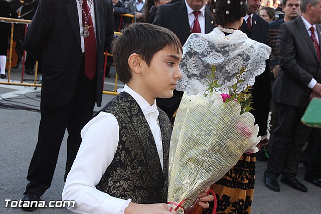 Centenares de personas ofrecen miles de flores a la patrona Santa Eulalia en la tradicional ofrenda 2013 - 422