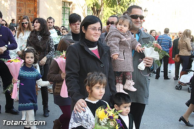 Centenares de personas ofrecen miles de flores a la patrona Santa Eulalia en la tradicional ofrenda 2013 - 430