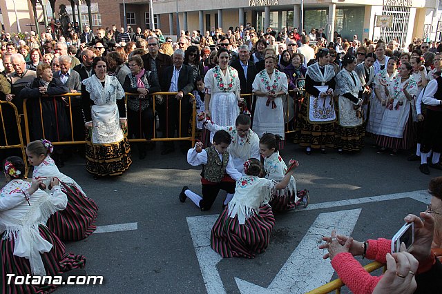 Centenares de personas ofrecen miles de flores a la patrona Santa Eulalia en la tradicional ofrenda 2013 - 436