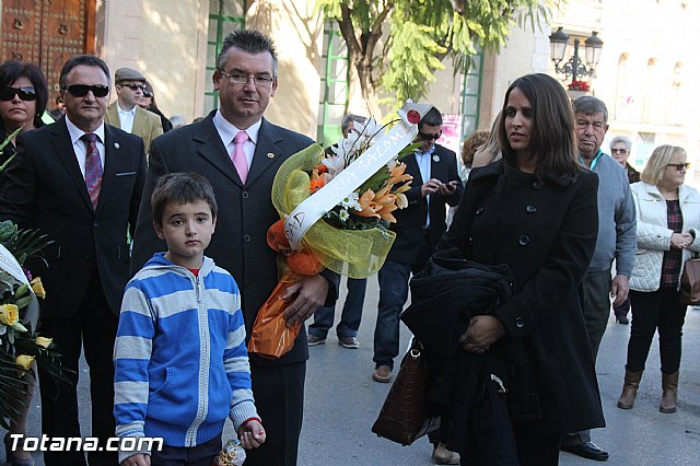 Centenares de personas ofrecen miles de flores a la patrona Santa Eulalia en la tradicional ofrenda 2013 - 449